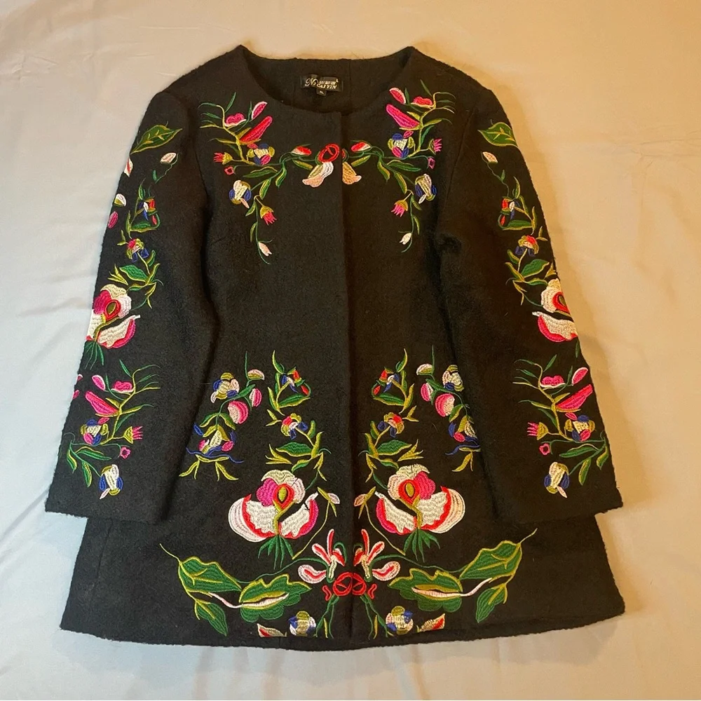 Elegant Vintage Embroidered Floral Black Jacket.
Size XL - Picture 11 of 15